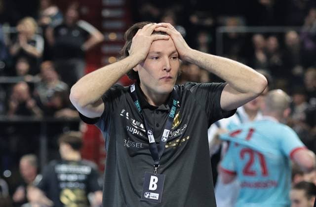 20 12 2025 Handball 1 Bundesliga DAIKIN HBL Season 2025 2026 18 Matchday HC Erlangen Metropolregion Nuremberg HCE MT Melsungen DaMa xdaxmax Johannes Sellin Coach HC Erlangen HCE thoughtful disappointed disappointment