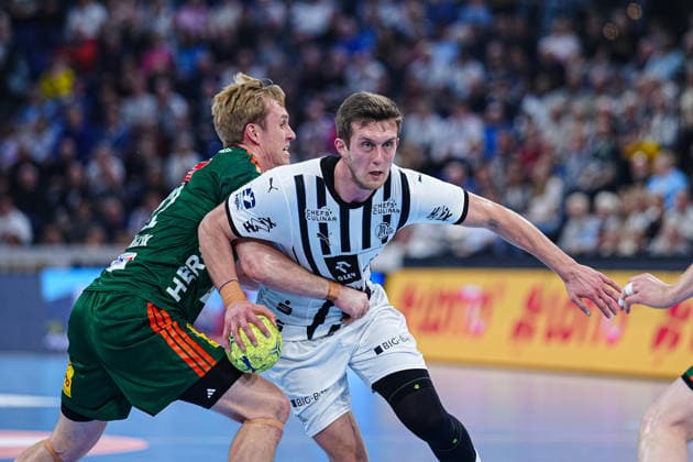 Marian Michalczik TSV Hannover Burgdorf, 22 , Nikola Bilyk THW Kiel, 53 GER, THW Kiel vs TSV Hannover Burgdorf, Handball, 1 Bundesliga, Matchday 18, Season 2025 2026, 20 12 2025 GER, THW Kiel vs TSV Hannover Burgdorf, Handball, 1 Bundesliga, Matchday 18, Season 2025 2026, 20 12 2025 Kiel Copyright: xEibner-Pressefoto MarcelxvonxFehrnx EP_MFN