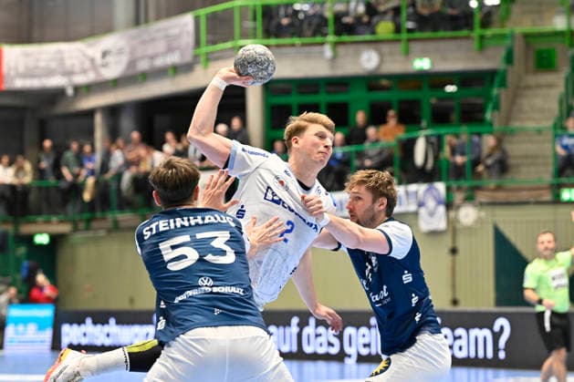 GER, 1 DAIKIN HBL, BHC06, BHC06 TBV Lemgo Lippe, 17 Matchday 20 12 2025,Wuppertal ,Unihalle, GER, 1 DAIKIN HBL, 17 Matchday BHC06 TBV Lemgo Lippe 1 Liqui Moly HBL regulations prohibit any use of photographs as image sequences and or quasi video in the picture Lukas Hutecek TBV Lemgo 2 against Gerdas Bararskas Bergischer HC 14 and Sören Steinhaus Bergischer HC 53 NordphotoxGmbHx xFreund nph00018