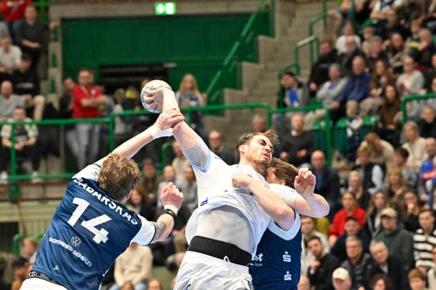 GER, 1 DAIKIN HBL, BHC06, BHC06 TBV Lemgo Lippe, 17 Matchday 20 12 2025,Wuppertal ,Unihalle, GER, 1 DAIKIN HBL, 17 Matchday BHC06 TBV Lemgo Lippe 1 Liqui Moly HBL regulations prohibit any use of photographs as image sequences and or quasi video in the picture Tim Suton TBV Lemgo 23 against Lars Mitchell Kooij Bergischer HC 15 and Gerdas Bararskas Bergischer HC 14 NordphotoxGmbHx xFreund nph00018