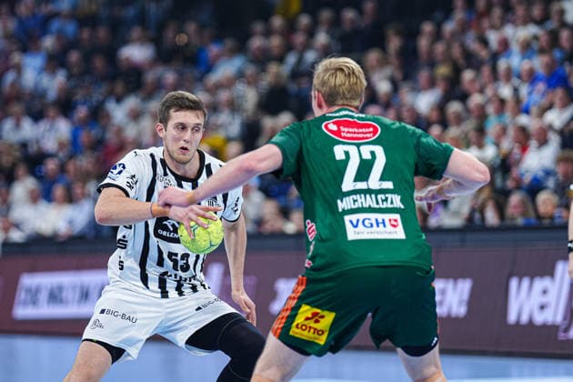 Nikola Bilyk THW Kiel, 53 , Marian Michalczik TSV Hannover Burgdorf, 22 GER, THW Kiel vs TSV Hannover Burgdorf, Handball, 1 Bundesliga, Matchday 18, Season 2025 2026, 20 12 2025 GER, THW Kiel vs TSV Hannover Burgdorf, Handball, 1 Bundesliga, Matchday 18, Season 2025 2026, 20 12 2025 Kiel Copyright: xEibner-Pressefoto MarcelxvonxFehrnx EP_MFN