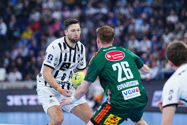 Harald Reinkind THW Kiel, 06 , Jonathan Edvardsson TSV Hannover Burgdorf, 26 GER, THW Kiel vs TSV Hannover Burgdorf, Handball, 1 Bundesliga, Matchday 18, Season 2025 2026, 20 12 2025 GER, THW Kiel vs TSV Hannover Burgdorf, Handball, 1 Bundesliga, Matchday 18, Season 2025 2026, 20 12 2025 Kiel Copyright: xEibner-Pressefoto MarcelxvonxFehrnx EP_MFN