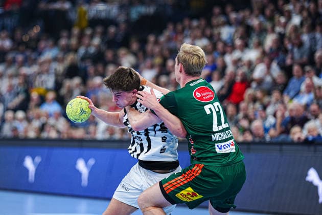 Rasmus Ankermann THW Kiel, 22 , Marian Michalczik TSV Hannover Burgdorf, 22 GER, THW Kiel vs TSV Hannover Burgdorf, Handball, 1 Bundesliga, Matchday 18, Season 2025 2026, 20 12 2025 GER, THW Kiel vs TSV Hannover Burgdorf, Handball, 1 Bundesliga, Matchday 18, Season 2025 2026, 20 12 2025 Kiel Copyright: xEibner-Pressefoto MarcelxvonxFehrnx EP_MFN