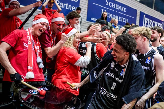 easycredit BBL Basketball Bundesliga 2025 2026 11 Matchday 20 12 2025 Science City Jena vs BMA365 Bamberg Baskets Pure joy at Bamberg Demarcus Demonia after the victory in Jena at the drum with the fans Sparkassen Arena