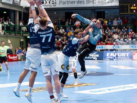 Constantin Moestl TBV Lemgo Lippe, 01 is fouled by Gerdas Babarskas Bergischer HC, 14 during a throw on goal Bergischer HC vs TBV Lemgo Lippe, Handball, 1 Bundesliga, Matchday 18, Season 2025 2026, 20 12 2025 Bergischer HC vs TBV Lemgo Lippe, Handball, 1 Bundesliga, Matchday 18, Season 2025 2026, 20 12 2025 Wuppertal Copyright: xEibner-Pressefoto DamianxKruczynx EP_DKI
