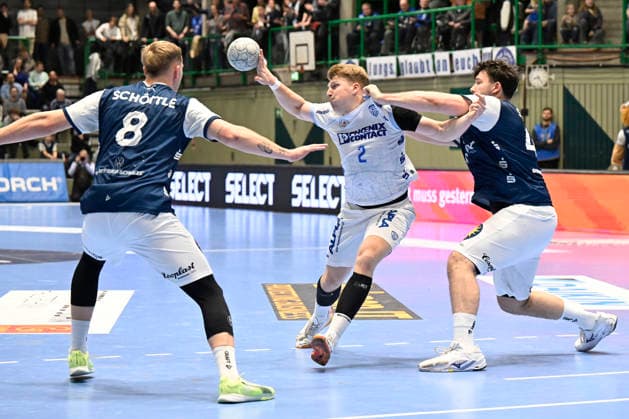 DAIKIN 1 Handball Bundesliga 25 26 18 Matchday Bergischer HC TBV Lemgo Lippe on 20 12 2025 in the Uni Halle in Wuppertal Nico Schöttle 8 Bergischer HC and Elias Scholtes 4 Bergischer HC against Lukas Hutecek 2 TBV Lemgo WD