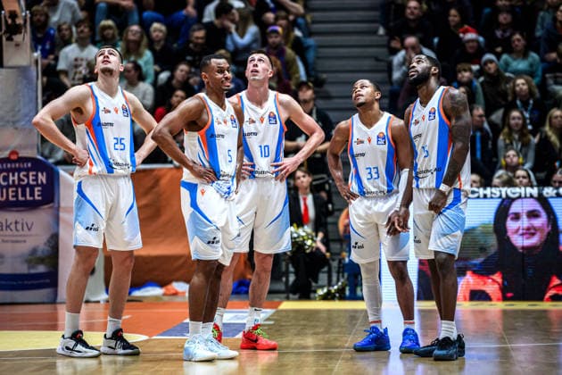 easycredit BBL Basketball Bundesliga 2025 2026 11 Matchday 20 12 2025 Science City Jena vs BMA365 Bamberg Baskets disappointed and frustrated the players of Jena after the next high home defeat from left Lorenz Bank, Chris Carter, Joe Wieskamp, Eric Washington, Keith Braxton Sparkassen Arena