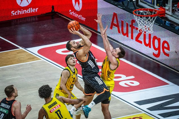 Basketball Berlin 20 12 2025 Season 2025 2026 EasyCredit BBL 1 Bundesliga Men, Men Alba Berlin ratiopharm Ulm Christopher Ledlum Ulm, No 04 Moses Wood Alba Berlin, No 11