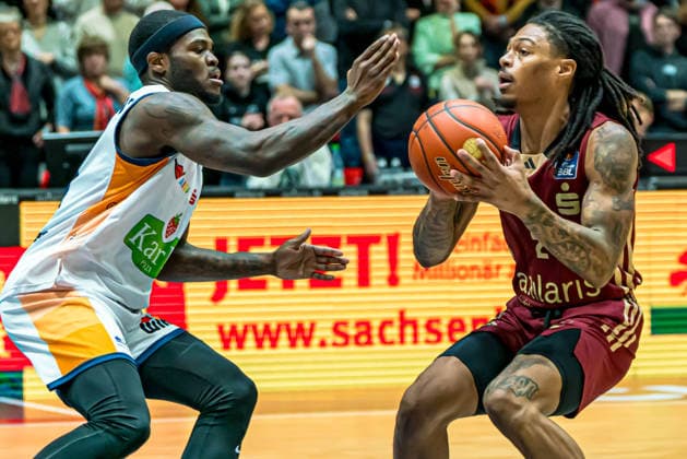 Chemnitz, Germany 20 December 2025 1 BBL 2025 2026 Niners Chemnitz vs Rostock Seawolves In the picture from left in a duel Kevin Yebo 99 and Nike Sibande 99 Copyright: xFotostandx xNachtigallx