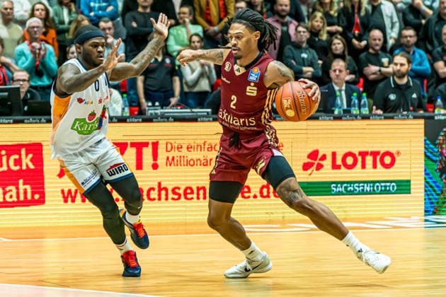 Chemnitz, Germany 20 December 2025 1 BBL 2025 2026 Niners Chemnitz vs Rostock Seawolves In the picture from left in the duel TJ Crockett Jr Rostock and Nike Sibande 99 Copyright: xFotostandx xNachtigallx