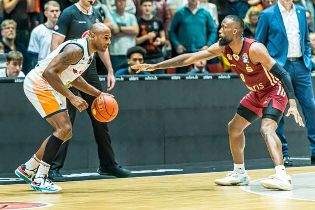 Chemnitz, Germany 20 December 2025 1 BBL 2025 2026 Niners Chemnitz vs Rostock Seawolves In the picture from left in the duel DeAndre Lansdowne Rostock and John Newman III 99 Copyright: xFotostandx xNachtigallx
