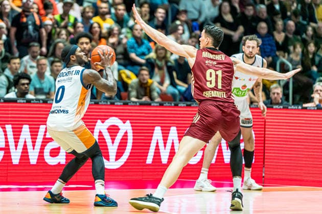 Chemnitz, Germany 20 December 2025 1 BBL 2025 2026 Niners Chemnitz vs Rostock Seawolves In the picture from left in the duel TJ Crockett Jr Rostock and Yordan Minchev 99 Copyright: xFotostandx xNachtigallx