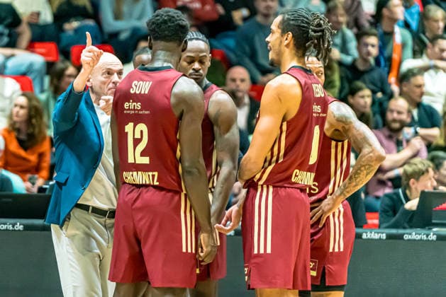Chemnitz, Germany December 20, 2025 1 BBL 2025 2026 Niners Chemnitz vs Rostock Seawolves In the picture Head Coach Rodrigo Pastore 99 1 from left with his teammates, Copyright: xFotostandx xNachtigallx