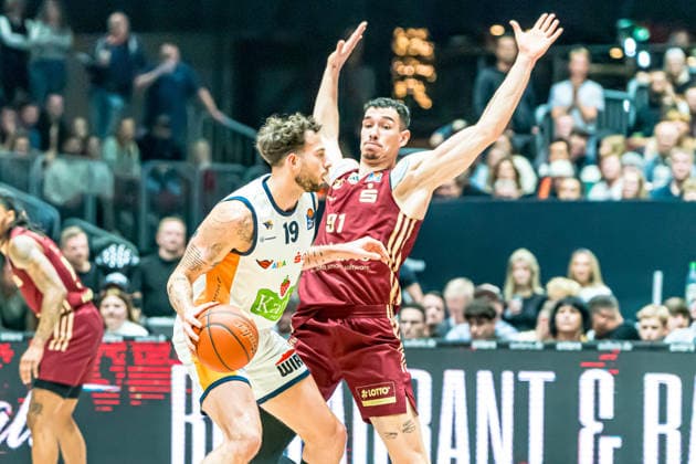 Chemnitz, Germany 20 December 2025 1 BBL 2025 2026 Niners Chemnitz vs Rostock Seawolves In the picture from left in a duel Sid Marlon Theis Rostock and Yordan Minchev 99 Copyright: xFotostandx xNachtigallx