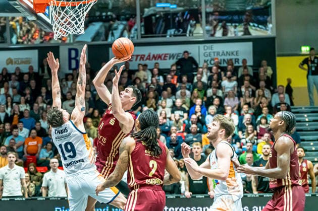 Chemnitz, Germany 20 December 2025 1 BBL 2025 2026 Niners Chemnitz vs Rostock Seawolves In the picture from left in a duel Sid Marlon Theis Rostock and Yordan Minchev 99 Copyright: xFotostandx xNachtigallx
