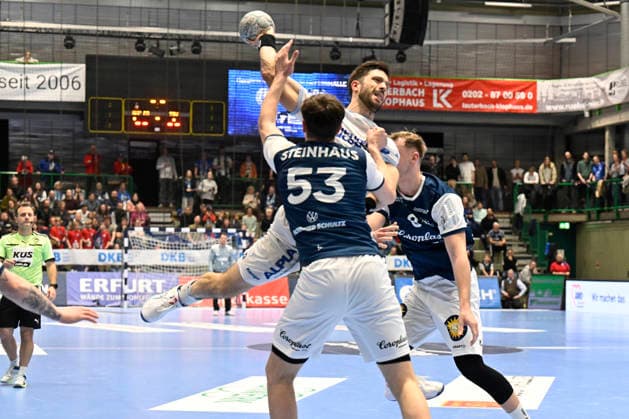 DAIKIN 1 Handball Bundesliga 25 26 18 Matchday Bergischer HC TBV Lemgo Lippe on 20 12 2025 in the Uni Halle in Wuppertal Nico Schöttle 8 Bergischer HC and Sören Steinhaus 53 Bergischer HC against Tim Suton 23 TBV Lemgo WD