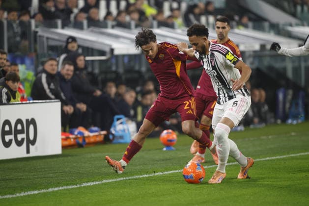 Paulo Dybala of AS Roma and Lloyd Kelly of Juventus FC during the Italian Serie A, 2025 26 season, football match between Juventus FC and AS Roma on20 December 2025, at Allianz stadium, Turin, Italy. Photo Nderim KACELI  Copyright: xNderimxKaceli IPAxSportx xipa-agency.netx xx IPA_69357019 IPA_Agency_IPA69357019