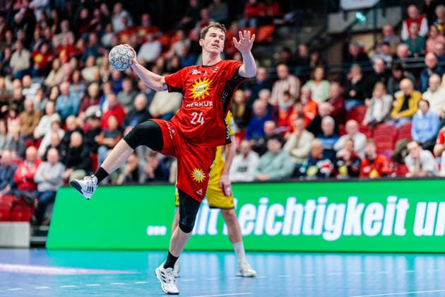Sven Wesseling TuS N Luebbecke, 24 on seven-meter 7-meter throw GER, TuS N Luebbecke vs HSG Krefeld Niederrhein, Handball, 2 Bundesliga, Matchday 16, Season 2025 2026, 20 12 2025 GER, TuS N Luebbecke vs HSG Krefeld Niederrhein, Handball, 2 Bundesliga, Matchday 16, Season 2025 2026, 20 12 2025 Luebbecke Copyright: xEibner-Pressefoto JanxRollingerx EP_JSK