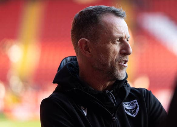 Charlton Athletic v Oxford United Sky Bet Championship Oxford United Head Coach Gary Rowett looks on before the Sky Bet Championship match at The Valley, London 20 12 2025 UK Newspapers OUT Copyright: xBenxPetersx FIL-22650-0273