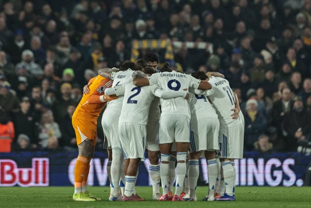 Premier League Leeds United v Crystal Palace Leeds team huddle during the Premier League match Leeds United vs Crystal Palace at Elland Road, Leeds, United Kingdom, 20th December 2025 (Photo by Mark Cosgrove News Images) Leeds Elland Road West Yorkshire United Kingdom Copyright: xMarkxCosgrove NewsxImagesx