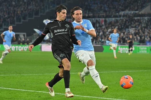 Soccer, serie A Enilive match, SS Lazio v Cremonese Tommaso Barbieri of Cremonese,Luca Pellegrini of SS Lazio during the serie A Enilive match between SS Lazio v Cremonese at olimpico stadium in Rome ,December 20th, 2025 Imago-Images Emmefoto Copyright: xImago-Images Emmefotox