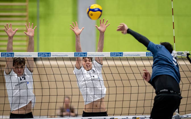 Volleyball, Season 2025 2026, 2 Bundesliga Bord, 20 12 2025, 12 Matchday, Men, TuB Bocholt white vs PSV Neustrelitz gray v l Bohdan Velychko TuB Bocholt , Joke Johannig TuB Bocholt , Stephanos Haridimou PSV Neustrelitz , Bocholt Sporthalle West Nordrhein Westfalen Germany 251220_vb_tub-bocholt_psv-neustrelitz_47910
