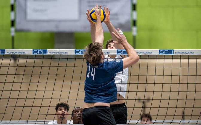 Volleyball, Season 2025 2026, 2 Bundesliga Bord, 20 12 2025, 12 Matchday, Men, TuB Bocholt white vs PSV Neustrelitz gray v l Paul Sprung PSV Neustrelitz , Bohdan Velychko TuB Bocholt , Bocholt Sporthalle West Nordrhein Westfalen Germany 251220_vb_tub-bocholt_psv-neustrelitz_47911