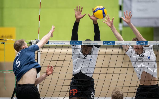 Volleyball, Season 2025 2026, 2 Bundesliga Bord, 20 12 2025, 12 Matchday, Men, TuB Bocholt white vs PSV Neustrelitz gray v l Daniel Haehnert PSV Neustrelitz , Rudy Schneider TuB Bocholt , Tom Doerpinghaus TuB Bocholt , Bocholt Sporthalle West Nordrhein Westfalen Germany 251220_vb_tub-bocholt_psv-neustrelitz_47913