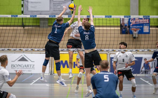 Volleyball, Season 2025 2026, 2 Bundesliga Bord, 20 12 2025, 12 Matchday, Men, TuB Bocholt white vs PSV Neustrelitz gray v l Jesco Genzmer PSV Neustrelitz , Tom Doerpinghaus TuB Bocholt , Jannik Buehler PSV Neustrelitz , Lukas Salimi TuB Bocholt , Bocholt Sporthalle West Nordrhein Westfalen Germany 251220_vb_tub-bocholt_psv-neustrelitz_47918