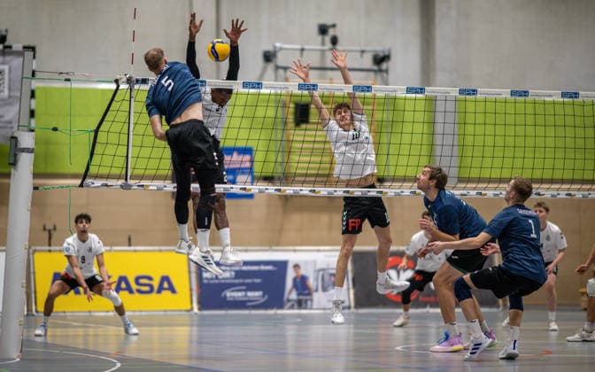 Volleyball, Season 2025 2026, 2 Bundesliga Bord, 20 12 2025, 12 Matchday, Men, TuB Bocholt white vs PSV Neustrelitz gray v l Daniel Haehnert PSV Neustrelitz , Rudy Schneider TuB Bocholt , Tom Doerpinghaus TuB Bocholt , Paul Sprung PSV Neustrelitz , Jesco Genzmer PSV Neustrelitz , Bocholt Sporthalle West Nordrhein Westfalen Germany 251220_vb_tub-bocholt_psv-neustrelitz_47924