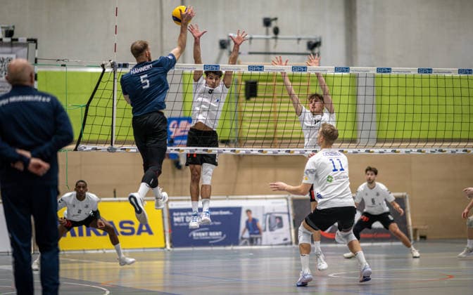 Volleyball, Season 2025 2026, 2 Bundesliga Bord, 20 12 2025, 12 Matchday, Men, TuB Bocholt white vs PSV Neustrelitz gray v l Daniel Haehnert PSV Neustrelitz , Lukas Salimi TuB Bocholt , Tom Doerpinghaus TuB Bocholt , Jacob Genzmer Libero PSV Neustrelitz , Bocholt Sporthalle West Nordrhein Westfalen Germany 251220_vb_tub-bocholt_psv-neustrelitz_47928