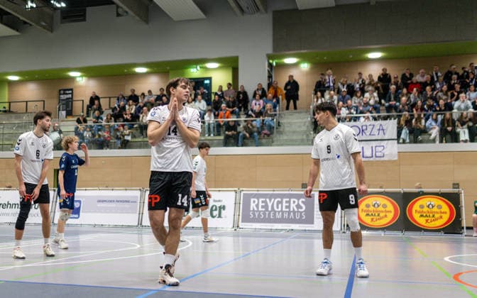 Volleyball, Season 2025 2026, 2 Bundesliga Bord, 20 12 2025, 12 Matchday, Men, TuB Bocholt white vs PSV Neustrelitz grey v l Ben Stoverink TuB Bocholt , Tom Luca Schluse Libero TuB Bocholt , Bohdan Velychko TuB Bocholt , Joke Johannig TuB Bocholt , Lukas Salimi TuB Bocholt , Bocholt Sporthalle West Nordrhein Westfalen Germany 251220_vb_tub-bocholt_psv-neustrelitz_47934
