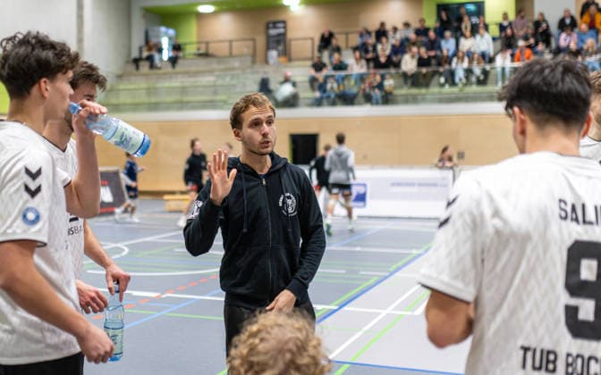 Volleyball, Season 2025 2026, 2 Bundesliga Bord, 20 12 2025, 12 Matchday, Men, TuB Bocholt white vs PSV Neustrelitz gray v l Joke Johannig TuB Bocholt , Ben Stoverink TuB Bocholt , Max Ole Luebbert Coach TuB Bocholt , Lukas Salimi TuB Bocholt , Bocholt Sporthalle West Nordrhein Westfalen Germany 251220_vb_tub-bocholt_psv-neustrelitz_47938