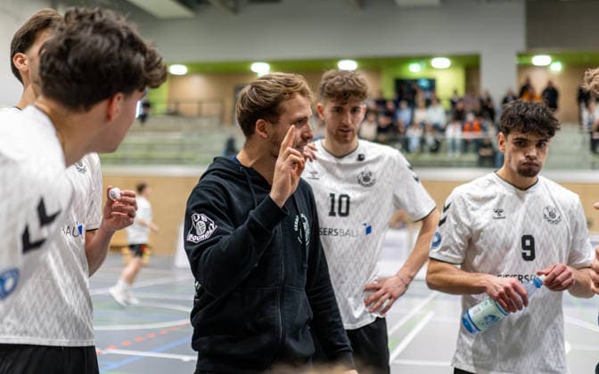Volleyball, Season 2025 2026, 2 Bundesliga Bord, 20 12 2025, 12 Matchday, Men, TuB Bocholt white vs PSV Neustrelitz grey v l Joke Johannig TuB Bocholt , Ben Stoverink TuB Bocholt , Max Ole Luebbert Coach TuB Bocholt , Tom Doerpinghaus TuB Bocholt , Lukas Salimi TuB Bocholt , Bocholt Sporthalle West Nordrhein Westfalen Germany 251220_vb_tub-bocholt_psv-neustrelitz_47940