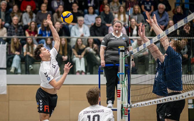 Volleyball, Season 2025 2026, 2 Bundesliga Bord, 20 12 2025, 12 Matchday, Men, TuB Bocholt white vs PSV Neustrelitz grey v l Joke Johannig TuB Bocholt , Tom Doerpinghaus TuB Bocholt , Julia Liebscher Referee , Jesco Genzmer PSV Neustrelitz , Jannik Buehler PSV Neustrelitz , Bocholt Sporthalle West Nordrhein Westfalen Germany 251220_vb_tub-bocholt_psv-neustrelitz_47949
