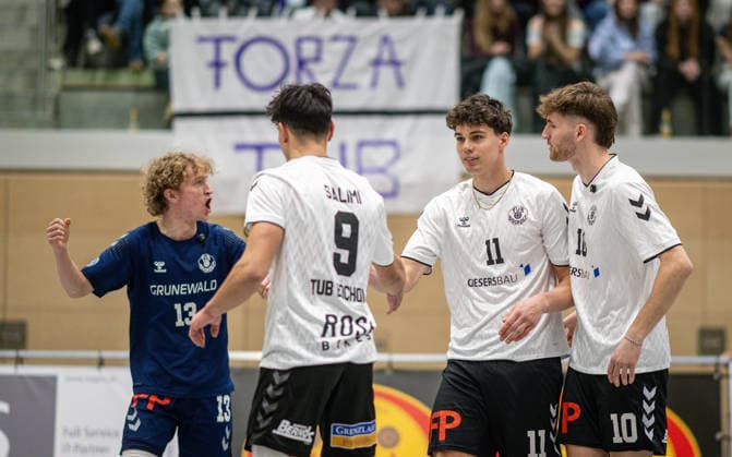 Volleyball, Season 2025 2026, 2 Bundesliga Bord, 20 12 2025, 12 Matchday, Men, TuB Bocholt white vs PSV Neustrelitz grey v l Tom Luca Schluse Libero TuB Bocholt , Joos Meckelholt TuB Bocholt , Joke Johannig TuB Bocholt , Tom Doerpinghaus TuB Bocholt , Bocholt Sporthalle West Nordrhein Westfalen Germany 251220_vb_tub-bocholt_psv-neustrelitz_47951