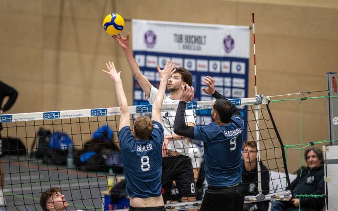 Volleyball, Season 2025 2026, 2 Bundesliga Bord, 20 12 2025, 12 Matchday, Men, TuB Bocholt white vs PSV Neustrelitz gray v l Jannik Buehler PSV Neustrelitz , Rudy Schneider TuB Bocholt , Stephanos Haridimou PSV Neustrelitz , Bocholt Sporthalle West Nordrhein Westfalen Germany 251220_vb_tub-bocholt_psv-neustrelitz_47963