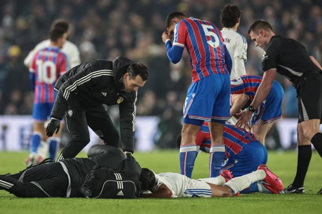 Premier League Leeds United v Crystal Palace Dominic Calvert-Lewin of Leeds United receives treatment after a clash of heads with Marc Guehi of Crystal Palace during the Premier League match Leeds United vs Crystal Palace at Elland Road, Leeds, United Kingdom, 20th December 2025 (Photo by Mark Cosgrove News Images) Leeds Elland Road West Yorkshire United Kingdom Copyright: xMarkxCosgrove NewsxImagesx