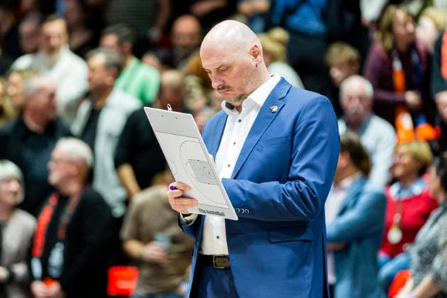 20 12 2025, xomx, Basketball easyCredit BBL Bundesliga, NINERS Chemnitz Rostock Seawolves v l Przemyslaw Frasunkiewick ROSTOCK SEAWOLVES Headcoach Portrait, Portraet, Chemnitz