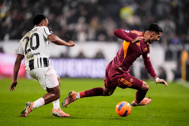 JuventusÕs Fabio Miretti fights for the ball with RomaÕs Zeki Celik during the Serie A soccer match between Juventus Fc and Roma the Juventus Stadium in Turin, north west Italy - December 20, 2025. - Soccer  Copyright: xFabioxFerrari LaPressex