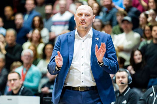 20 12 2025, xomx, Basketball easyCredit BBL Bundesliga, NINERS Chemnitz Rostock Seawolves v l Przemyslaw Frasunkiewick ROSTOCK SEAWOLVES Headcoach Portrait, Portraet, Chemnitz