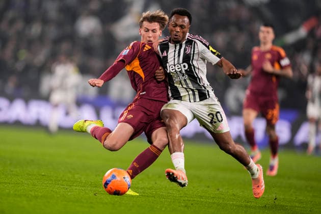 RomaÕs Jan Ziolkowski fights for the ball with JuventusÕs Openda during the Serie A soccer match between Juventus Fc and Roma the Juventus Stadium in Turin, north west Italy - December 20, 2025. - Soccer  Copyright: xFabioxFerrari LaPressex