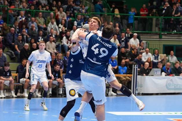 Scene Aron Seesing 49, Bergischer HC , Lukas Hutecek 2, TBV Lemgo 49 TBV Lemgo in a duel with Niels Versteijnen 25 TBV Lemgo and Lukas Hutecek 2 TBV Lemgo Copyright: xspeedshotx