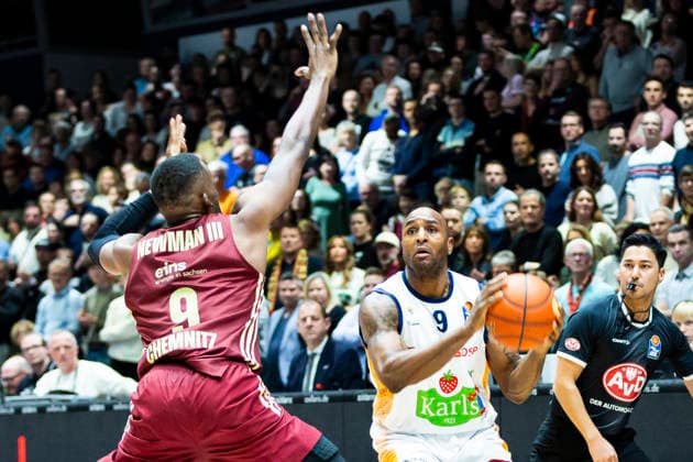 20 12 2025, xomx, Basketball easyCredit BBL Bundesliga, NINERS Chemnitz Rostock Seawolves v l DeAndre Lansdowne ROSTOCK SEAWOLVES and John Newman III Niners Chemnitz in a duel on the ball Chemnitz