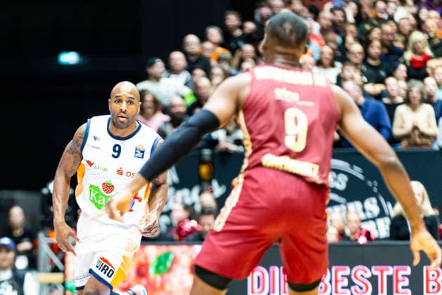 20 12 2025, xomx, Basketball easyCredit BBL Bundesliga, NINERS Chemnitz Rostock Seawolves v l DeAndre Lansdowne ROSTOCK SEAWOLVES on the ball John Newman III Niners Chemnitz Chemnitz