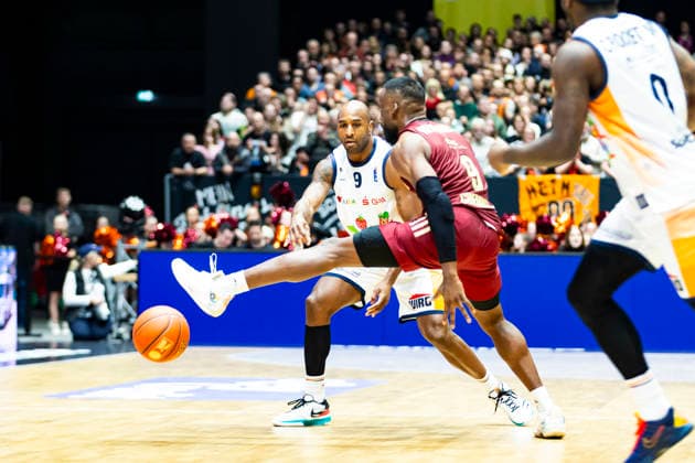 20 12 2025, xomx, Basketball easyCredit BBL Bundesliga, NINERS Chemnitz Rostock Seawolves v l DeAndre Lansdowne ROSTOCK SEAWOLVES and John Newman III Niners Chemnitz in a duel on the ball Chemnitz