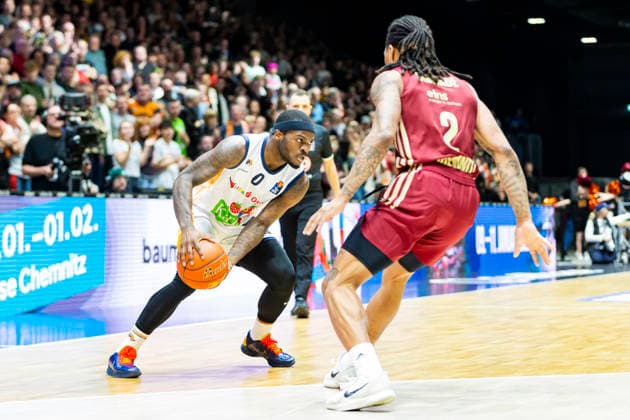 20 12 2025, xomx, Basketball easyCredit BBL Bundesliga, NINERS Chemnitz Rostock Seawolves v l TJ Crockett Jr ROSTOCK SEAWOLVES on the ball in a duel with Nike Sibande Niners Chemnitz Chemnitz