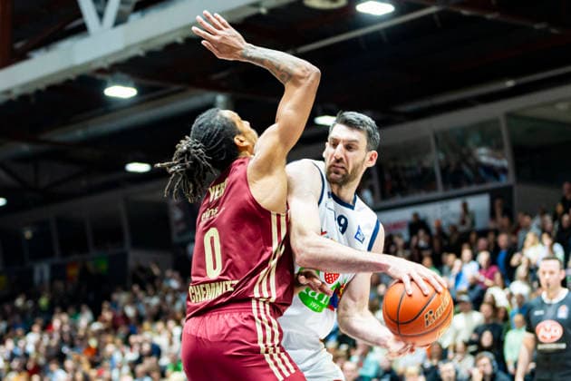20 12 2025, xomx, Basketball easyCredit BBL Bundesliga, NINERS Chemnitz Rostock Seawolves v l Kevin Yebo Niners Chemnitz and Owen Klassen ROSTOCK SEAWOLVES in a duel on the ball Chemnitz