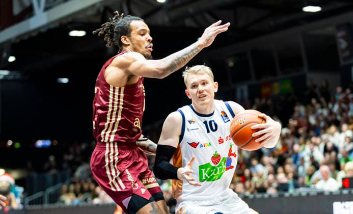 20 12 2025, xomx, Basketball easyCredit BBL Bundesliga, NINERS Chemnitz Rostock Seawolves v l Kevin Yebo Niners Chemnitz and Lukasz Kolenda ROSTOCK SEAWOLVES in a duel on the ball Chemnitz