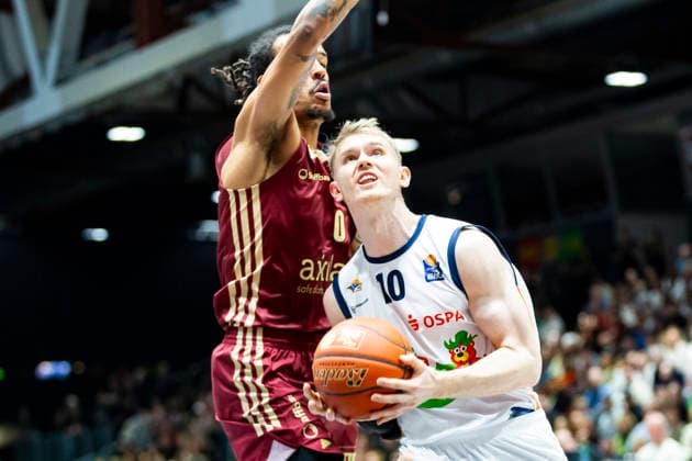 20 12 2025, xomx, Basketball easyCredit BBL Bundesliga, NINERS Chemnitz Rostock Seawolves v l Kevin Yebo Niners Chemnitz and Lukasz Kolenda ROSTOCK SEAWOLVES in a duel on the ball Chemnitz